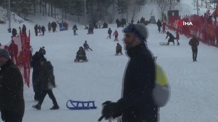 Palandöken'deki pistler kayakseverlerle doldu taştı