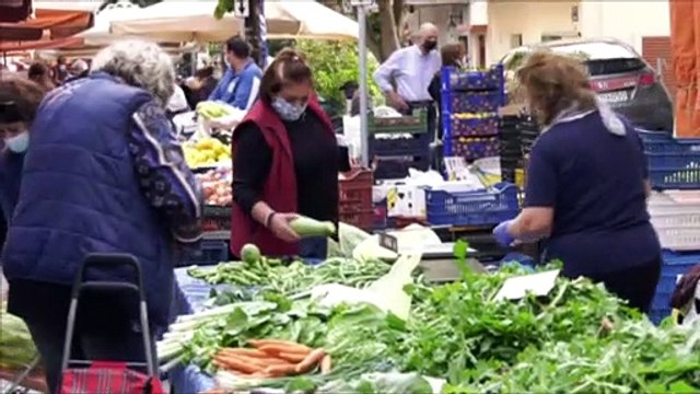 Στη σκιά του πολέμου και της πανδημίας οι Έλληνες γιορτάζουν τις Απόκριες και τα κούλουμα