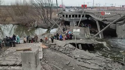 Irpin halkı havaya uçurulan köprü üzerinden tahliye ediliyor