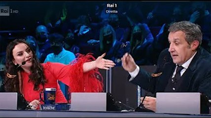 Il cantante mascherato, Arisa infastidita da Flavio Insinna fa una richiesta a Milly Carlucci: "Non