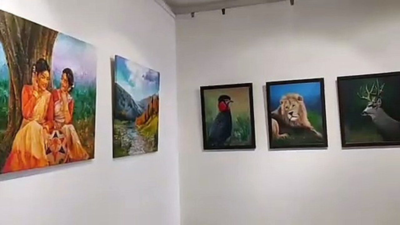 कैनवास पर दिखी नारी, प्रकृति, पक्षियों और वन्य...