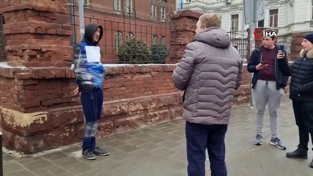 İlginç görüntü: Casusluk şüphelisini yakalayıp direğe bağladılar