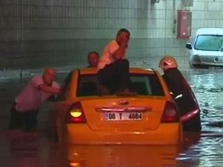 Heavy rain floods tunnel, strands cars in Turkey