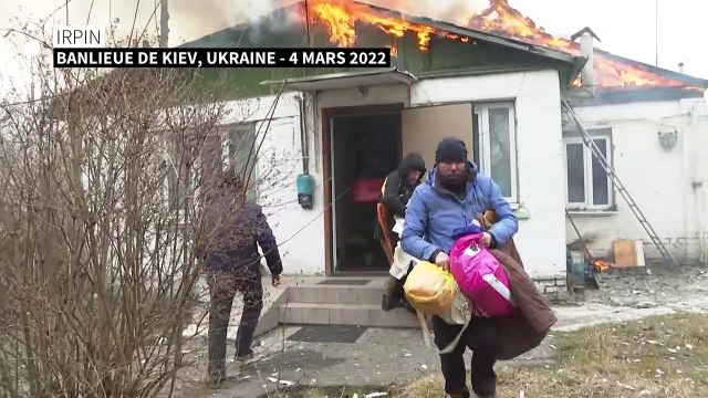 Ukraine: des tirs d'obus russes réduisent une maison en cendres près de Kiev
