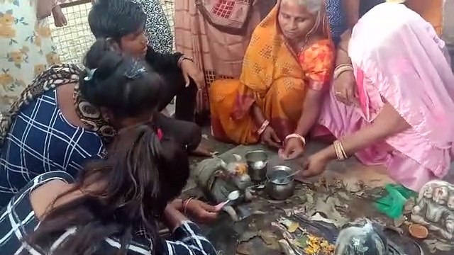 नंदी ने पीया दूध...! शिव मंदिरों में उमड़ी भीड़, दूध-पानी पिलाने की मची होड़