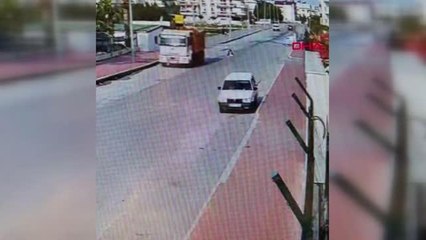 KÖPEKTEN KAÇARKEN KAMYONUN ALTINDA KALDI