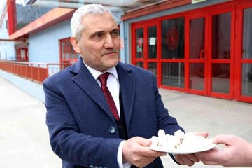 Karabükspor küme düştü, başkan helva dağıttı