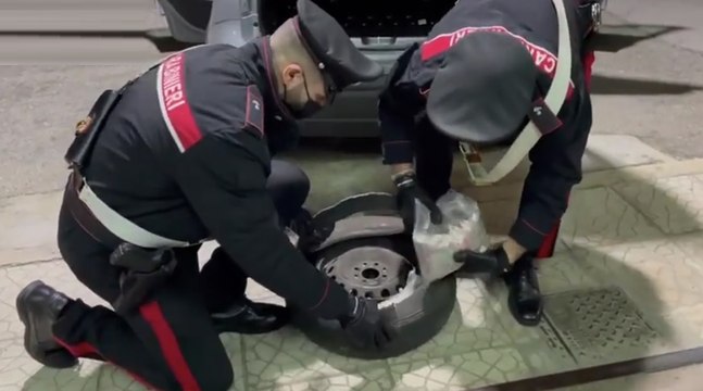 Messina - 3,6 chili di cocaina nascosti in ruota di scorta: arrestato giovane calabrese (05.03.22)