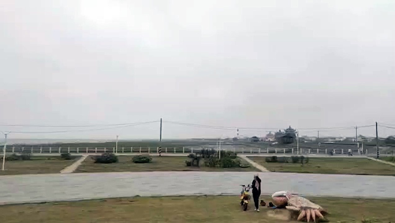 JALAN JALAN KEPANTAI DEKAT RUMAH