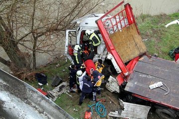 TIR NEHRE UÇTU, KOPAN ÖN DİNGİLLER BARİYERDE ASILI KALDI UÇTU