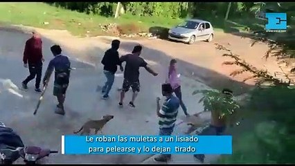 Le roban las muletas a un lisiado para pelearse y lo dejan tirado, el video que se hizo viral