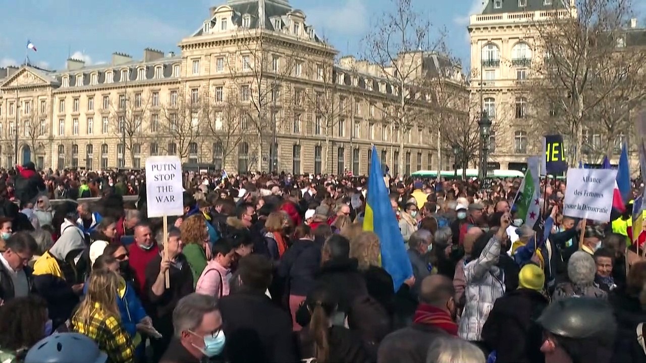 Тысячи людей вышли на акции протеста против вой...