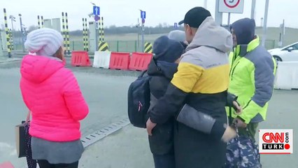 Ülkelerini gözyaşları içinde terk ediyorlar