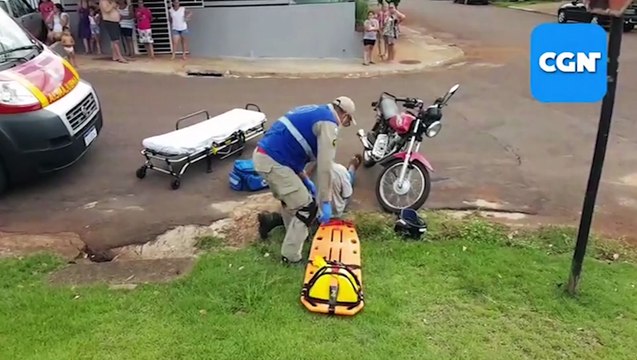 Motociclista fica ferido em colisão e motorista foge de carro sem prestar socorro