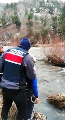 Avladığı ördeği almak için girdiği çayda hayatını kaybetti