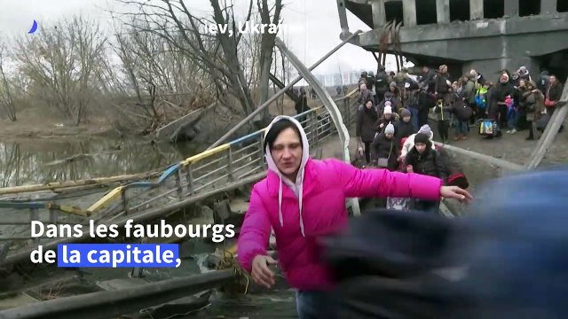 Près de Kiev, les habitants fuient pour échapper aux bombes