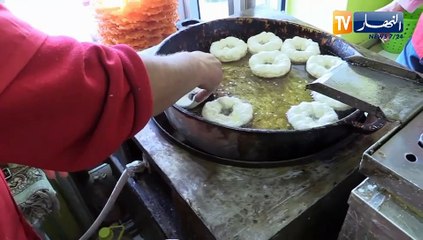 غليزان: بلقاسم "السفانجي"..يتفنن في تحضير السفنج لأزيد من 25 سنة