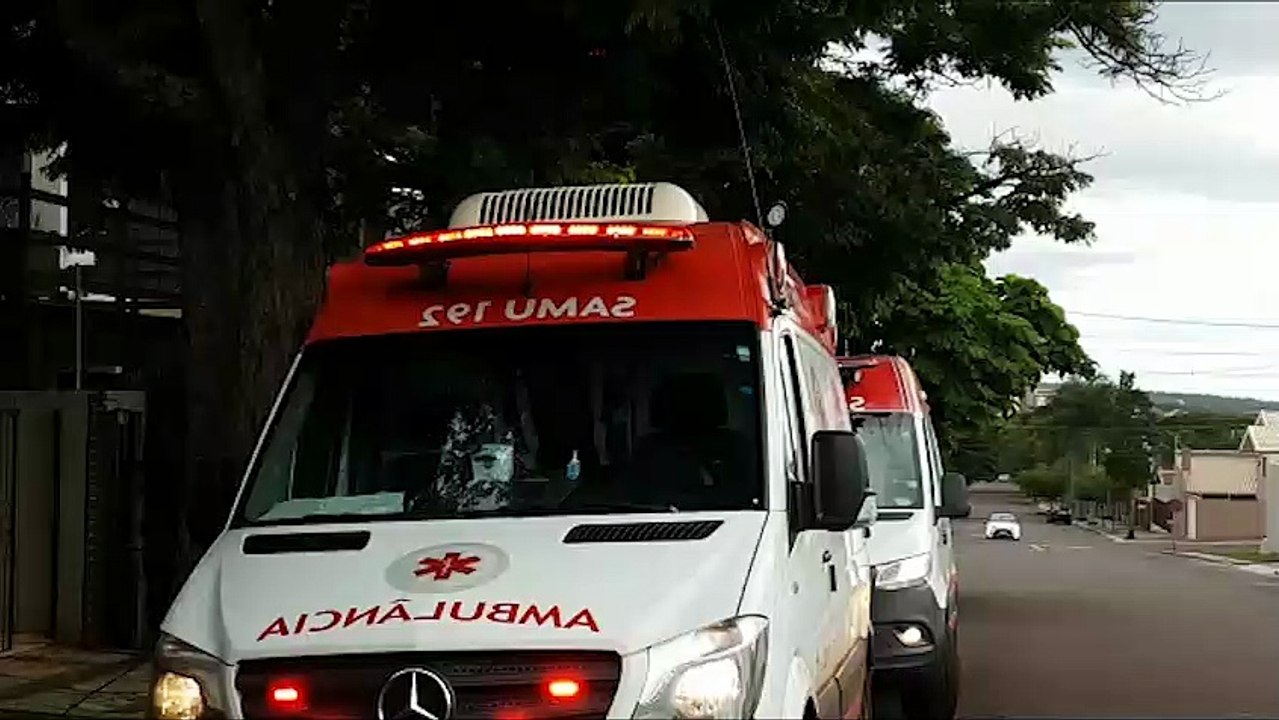 Homem é socorrido pelo Samu após ter crise e ficar caído em via pública