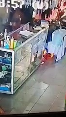Hombre ingresa en almacén y roba celular
