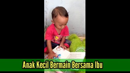 Anak Kecil Bermain Bersama Ibunya