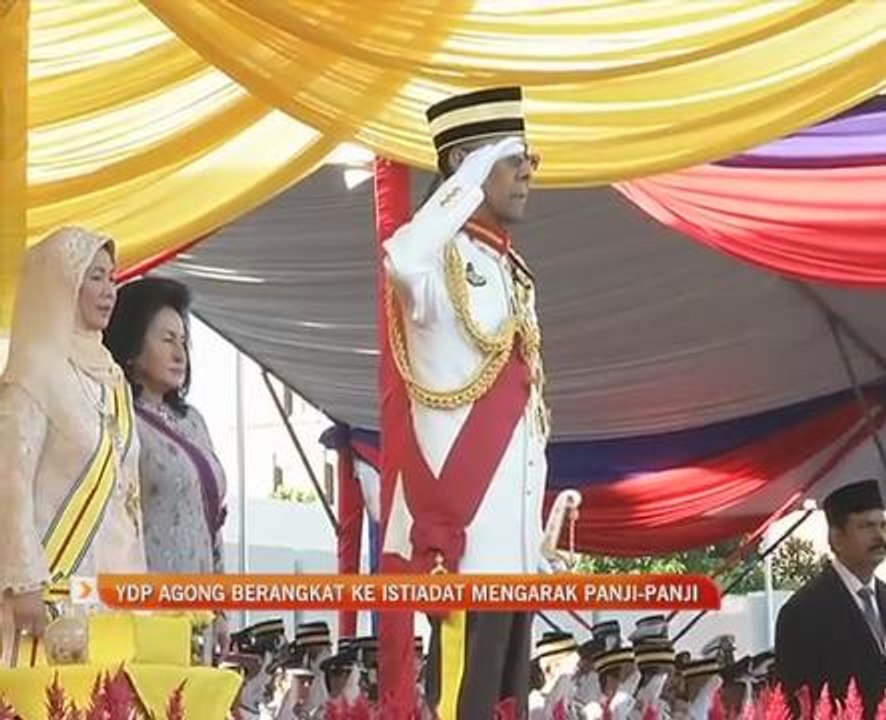 YDP Agong berangkat ke istiadat mengarak Panji-Panji