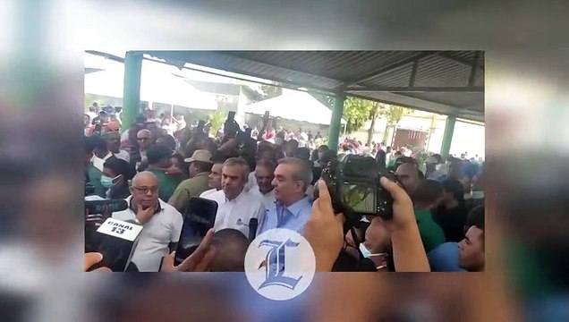 Abinader recorre mercado del Inespre; promete seguir tomando medidas para mitigar alzas