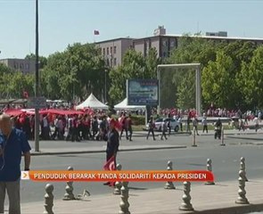 Penduduk Turki berarak tanda solidariti kepada Presiden