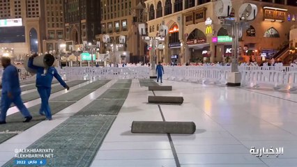 إعادة السجاد للساحات الخارجية بالمسجد الحرام بعد عامين من رفعه بسبب كورونا