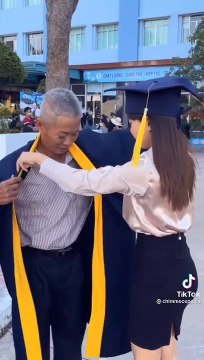 Xúc động hình ảnh cô gái khoác áo cử nhân cho cha nhân ngày tốt nghiệp