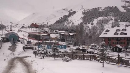 Video herunterladen: İlkbaharda yağan kar Palandöken'deki turizmcileri sevindirdi