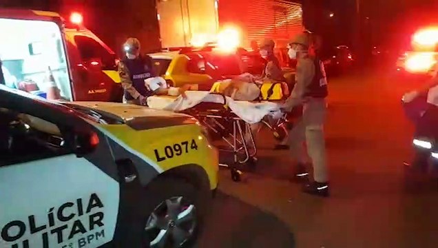 Após denúncia de perturbação no Riviera, indivíduos partem para cima da PM que revida com disparo na perna de rapaz; Cinco pessoas foram detidas