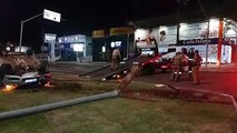 Condutor perde o controle, capota Vectra e derruba semáforo na Av. Tancredo Neves