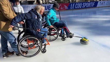 À Chamonix, initiation au curling assis pendant les Jeux paralympiques