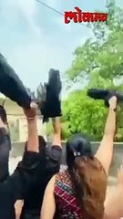 मोदी मेट्रोत.... राष्ट्रवादीच्या महिलांचा काळे कपडे दाखवून निषेध