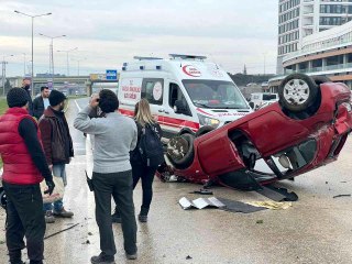 Bursa'da kayganlaşan yolda kontrolden çıkan otomobil takla attı