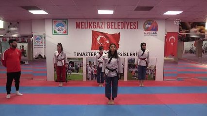 下载视频: Engelleri madalyalarla aşan üç arkadaş yeni başarılar için birlikte ter döküyor