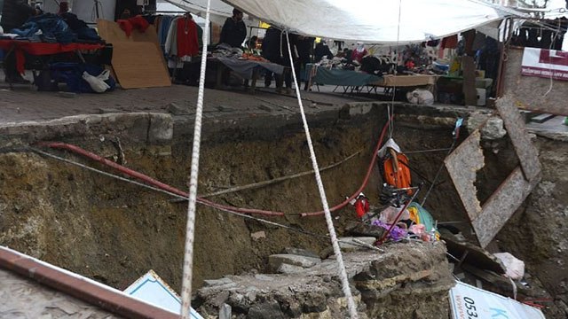 Avcılar’da semt pazarında kaldırım çöktü