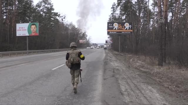 Son dakika haberleri | Irpin'de sivillerin tahliyesi sırasında meydana gelen patlama anı AA ekibi tarafından görüntülendi (3)