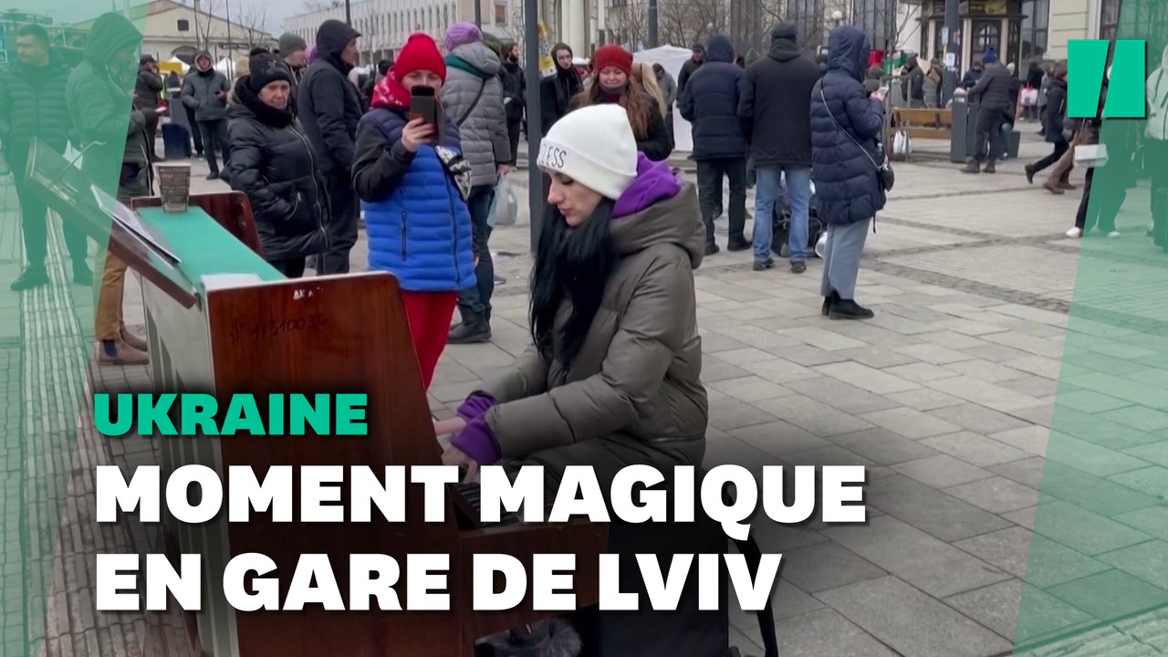 Elle joue "What a wonderful world" au piano au milieu des réfugiés à Lviv