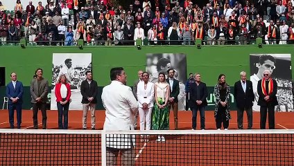 Claudia Rodríguez se derrumba durante el homenaje a su marido Manolo Santana