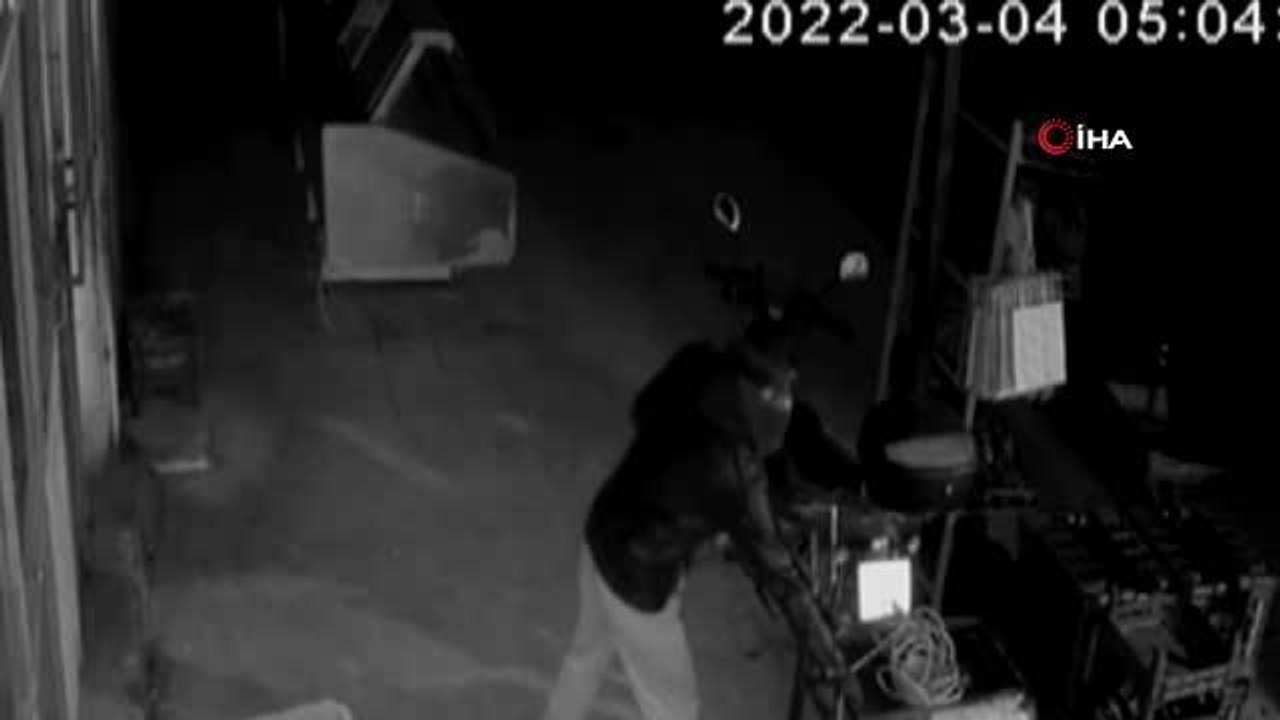 Kasap dükkanının jeneratörünün çalınma anı kamerada