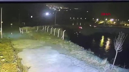 ÇORUH NEHRİ'NE DÜŞEN TIRIN KAZA ANI KAMERADA