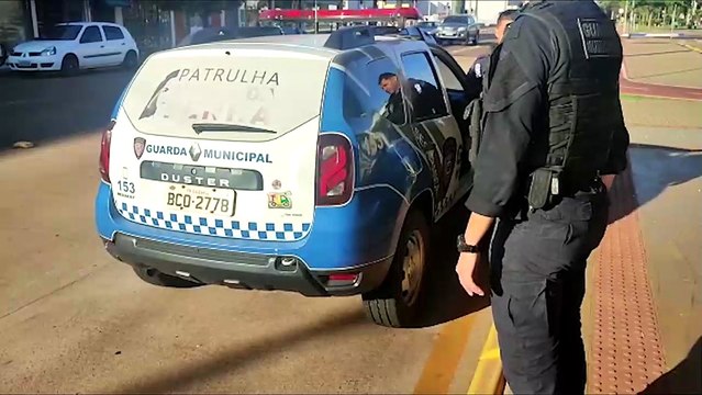 Homem é preso após jogar pedra em casal e atingir objeto na vidraça do ponto de ônibus