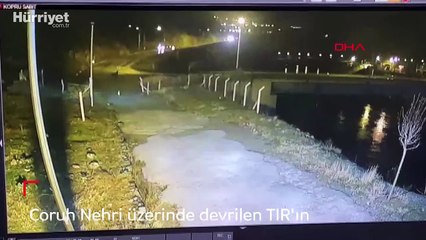 Çoruh Nehri üzerinde devrilen TIR'ın kaza anı kamerada