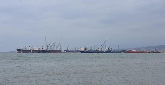 Marmara Denizi'nde poyraz; gemiler ve tekneler demir attı