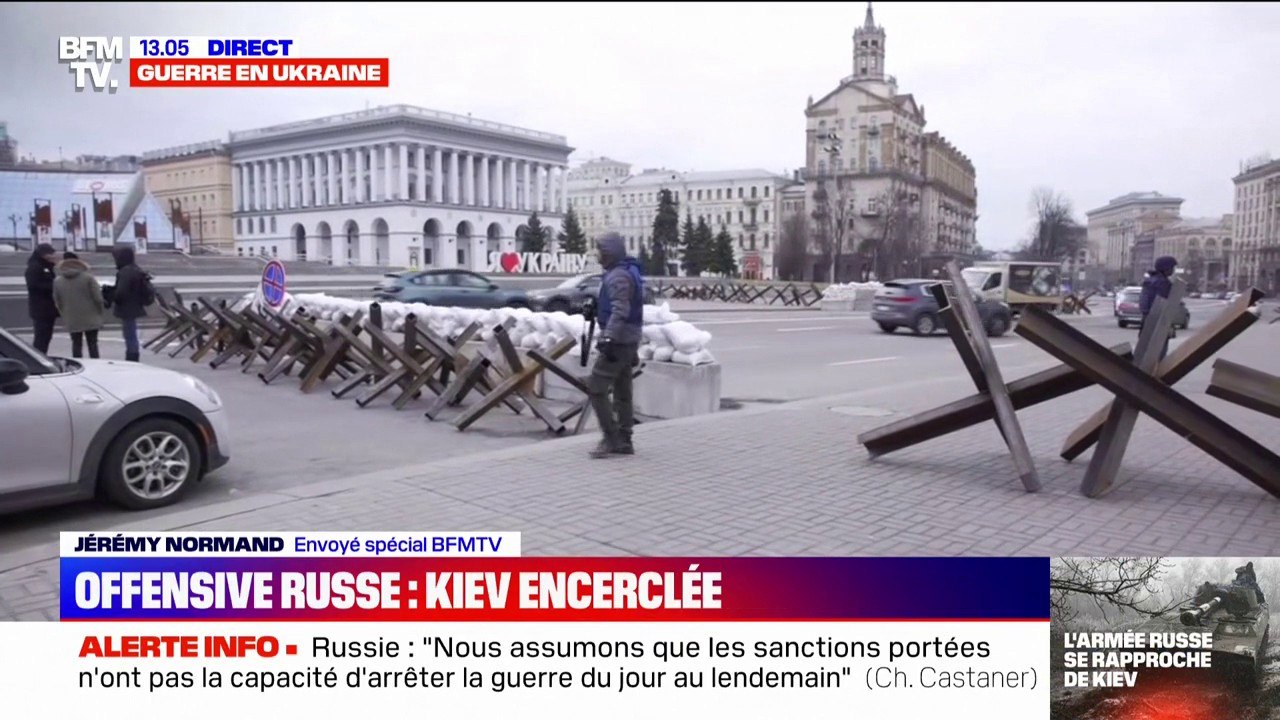 La place Maïdan de Kiev se barricade alors que les troupes russes se rapprochent