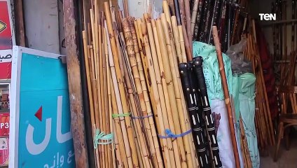 الجيل الثالث من هذه المهنة التي توراثتها الأجيال.. صناعة العكاز الخشب