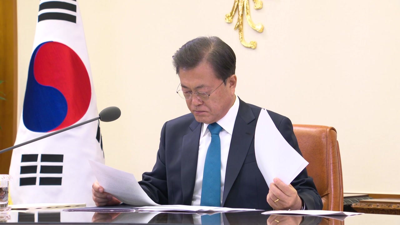 문 대통령, 사전투표 논란 유감...본 투표 재발 방지 주문 / YTN