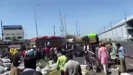 ब्यावरा में अंगूर का ट्रक पलटा, घायलों को छोड़ लूटने की  होड़, पुलिस ने भगाया