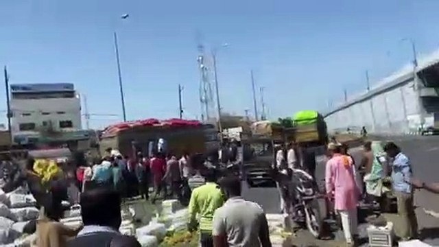 ब्यावरा में अंगूर का ट्रक पलटा, घायलों को छोड़ लूटने की होड़, पुलिस ने भगाया